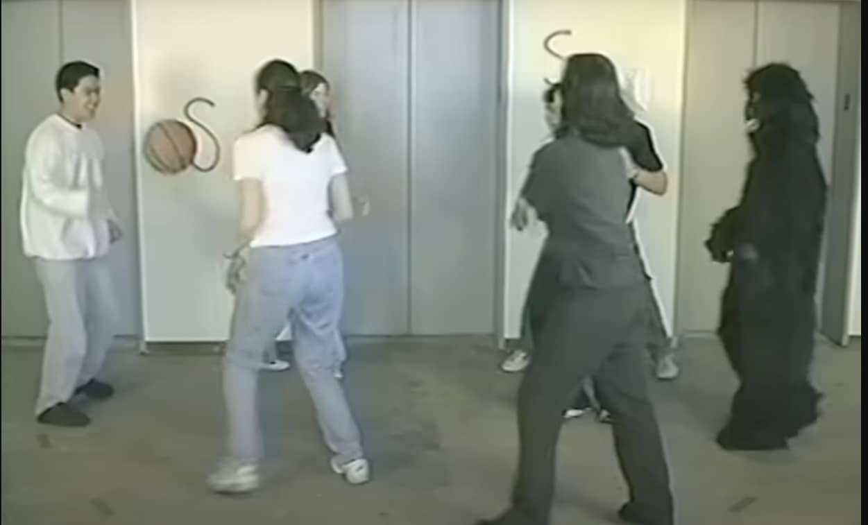 Senyal de trànsit amb peatons mirant el mòbil mentre caminen